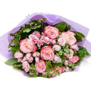 Różowe Róże Z Zielonymi Dodatkami Ułożone W Bukiet owinięte w fioletowy papier ozdobny