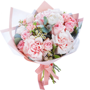 bukiet różowych delikatnych kwiatów owinięty w różowy papier z różową wstążką