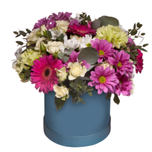 box kwiatowy flowerbox w kolorystyce rózowej i białej z dodatkiem zielonych pastelowych liści